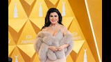 اختارت الفنانة جومانا مراد فستانا أنيقا يجمع بين اللونين البيج والفضي