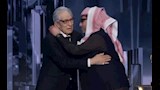 تركي آل الشيخ يقبل رأس فاروق حسني في حفل "Joy Awards" 2026