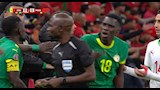رد فعل جماهير منتخب السنغال بعد احتساب الحكم ركلة جزاء لصالح المغرب