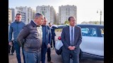 محافظ الإسكندرية يقوم بتجربة السيارات الكهربائية الجديدة (7)