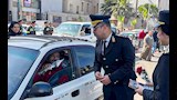 مدير إدارة مرور الدقهلية يوزع الحلوى والشيكولاتة على المواطنين (1)