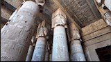 ‪أعمدة المعبد