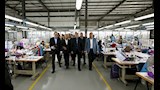 رئيس الوزراء يتفقد مصنع الجيزة للملابس الجاهزة (7)
