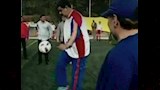 رئيس فنزويلا يلعب كرة القدم مع مارادونا (2) (1)