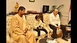 محافظ أسيوط يستقبل طفلًا كفيفًا وأسرته ويتكفل بعلاجه (5)