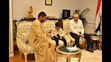 محافظ أسيوط يستقبل طفلًا كفيفًا وأسرته ويتكفل بعلاجه (9)