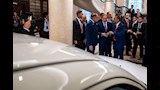 السيسي يتفقد سيارات بروتون في ماليزيا.
