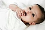 تكحيل الرضع.. حماية لـ العين أم خطر عليها؟ طبيب يوضح "فيديو"