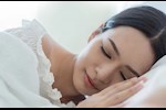 ماذا يحدث لبشرتك عند النوم بالمكياج؟                   