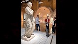 الجولة داخل صالات العرض