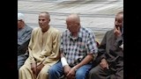 ملامح الحزن والصدمة تظهر على والد وشقيق مضيفة البحيرة قبل جنازتها (4)