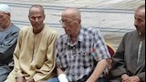 ملامح الحزن والصدمة تظهر على والد وشقيق مضيفة البحيرة قبل جنازتها (3)