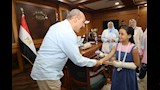 محافظ السويس يستقبل الطالبة حبيبة  (2)_5