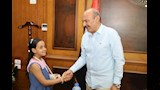 محافظ السويس يستقبل الطالبة حبيبة _6
