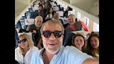 شريف منير ينشر صورا مع نجوم الفن داخل الطائرة في طريقهم للجونة