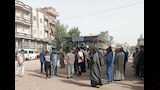 تجمع أهالي قرية تاج العز بالدقهلية لأداء صلاة الجنازة على ضحية حادث السودان (12)