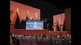 محمد شاكر خضير يقدم جائزة مهرجان الجونة السينمائي لـ منى زكي