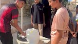 أصدقاء الطالب آدم يوزعون صدقة على روحه (2)