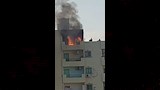 تصاعد الادخنة من حريق الشقة 