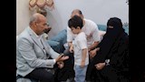 محافظ السويس يصافح  نجل المواطن 