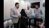 محافظ السويس ونائبه خلال زيارة الأسرة 