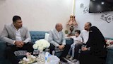 محافظ السويس يزور مواطنًا في منزله للاطمئنان عليه والاستماع إلى مطالبه (صور)