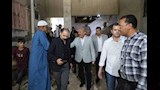 محافظ السويس يصافح المواطنين عقب مغادرة منلز المواطن 