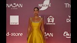 ظهرت الفنانة بسنت شوقي بإطلالة أنيقة، مرتدية فستانا طويلا باللون الأصفر