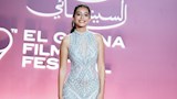 بينا ظهرت الفنانة ياسمينا العبد بفستان مزين بالتطريزات اللامعة وبقصة انسيابية على الجسم