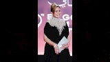 ظهرت الفنانة إلهام شاهين بجامبسوت من المخمل باللون الأسود