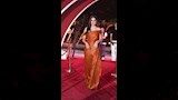 تألقت درة بفستان باللون البرونزي النحاسي، تميز بلمعان معدني خفيف