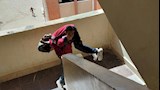 الطالب عاشور يحمل زميله