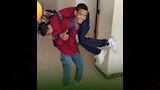 عاشور يحمل زميله زياد
