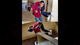 الطالب عاشور يحمل زميله