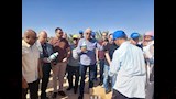 تقيب المزارعين يوزع المبيدات _3