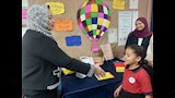 الكلاب يوضحون أركان المعرض 