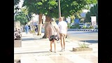 سائحان يستمتعان بجمال أسوان_6