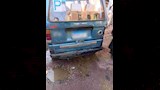 الاهالي يحاوطون السيارة_1