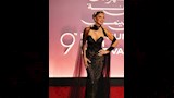 اعتمدت نجلاء مكياجا قويا بالأحمر الناري
