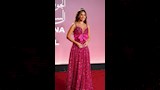 اختارت مي تسريحة الشعر المنسدلة على كتفيها