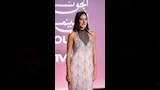أكملت إطلالتها بإرتداء مجوهرات مكونة أقراط طويلة، وخاتم