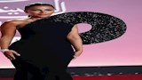 مهيرة عبد العزيز تخطف الأنظار بفستان غريب بتصميم دائري لافت