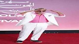 شريف منير بإطلالة مختلفة بالفوشيا والأبيض في رابع أيام الجونة (1)
