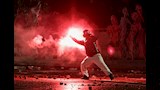 متظاهر يشعل النيران ضد الشرطة _6