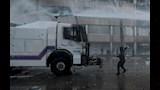 متظاهر يحاول إيقاف سيارة إطفاء _5