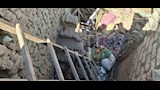 شهود عيان يروون لحظات انهيار منزل ومصرع عروس وشقيقتيها بأسيوط (12)