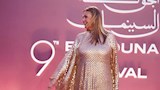 يسرا أول الحاضرين في فعاليات سادس أيام الجونة (2)
