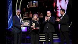 نهلة توفيق لحظة تكريم زوجها الفنان الراحل هاني شاكر (2)