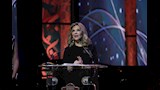 نهلة توفيق لحظة تكريم زوجها الفنان الراحل هاني شاكر (5)