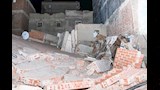 انتشال مصابين من أنقاض عقار منهار بحي شرق الإسكندرية (10)